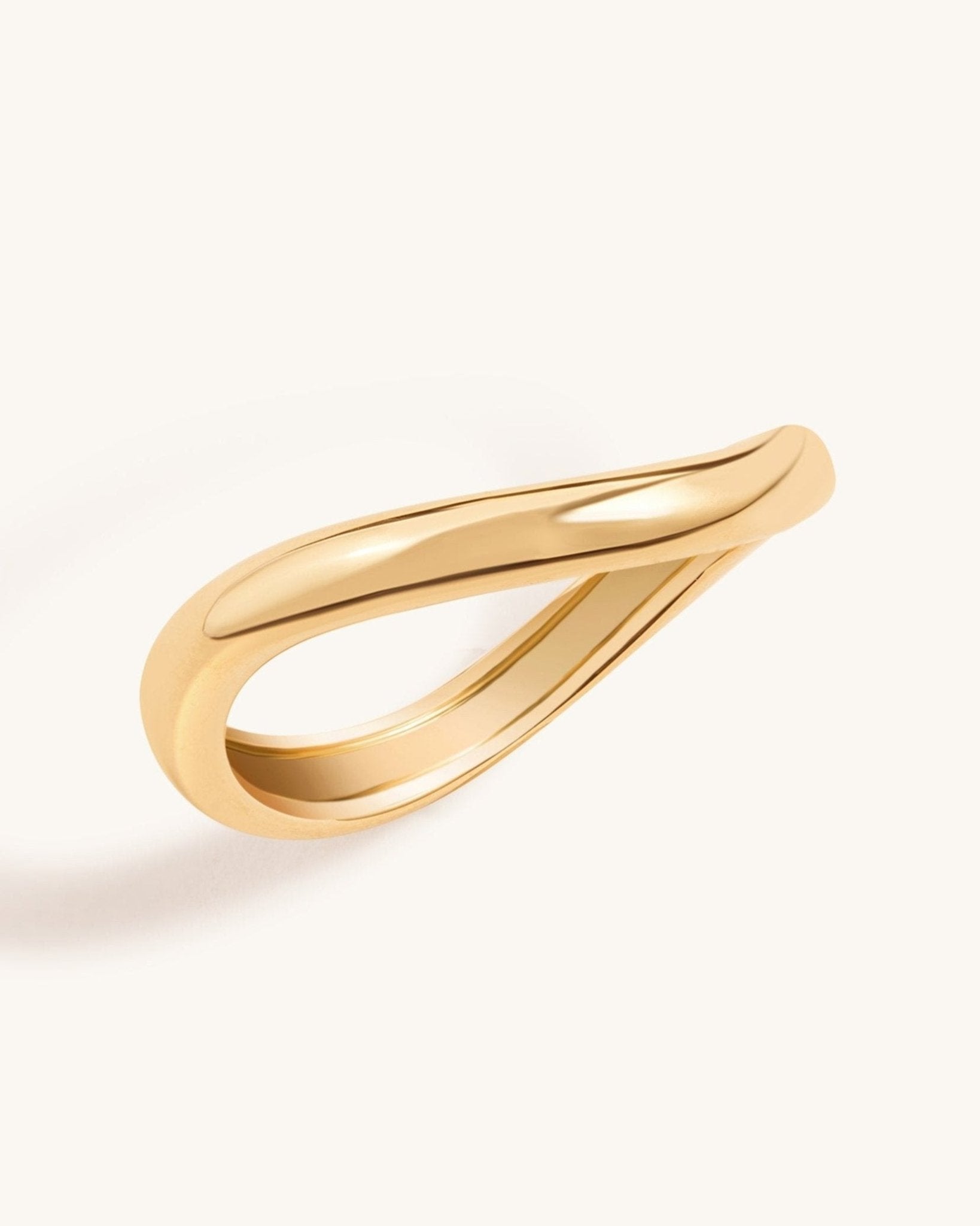 Solid Gold Wavy Ring - Sparkle Society